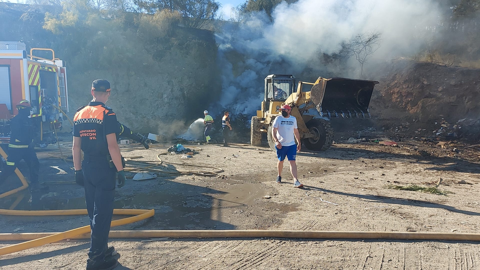 Bomberos sofocan un incendio declarado en las inmediaciones de la Estación de ITV de San Pedro Alcántara